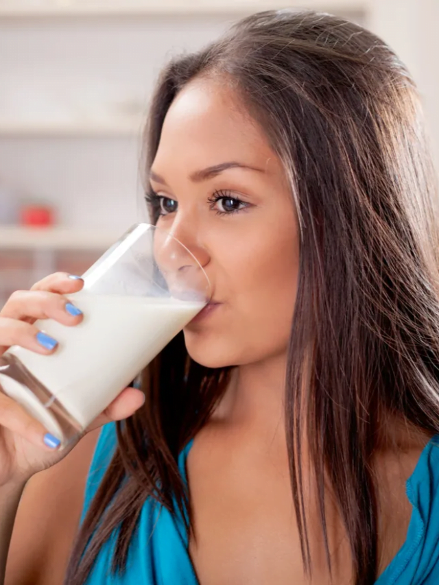 Milk Side Effects: गलत समय पर दूध पीने से हो सकती है कई समस्याएं