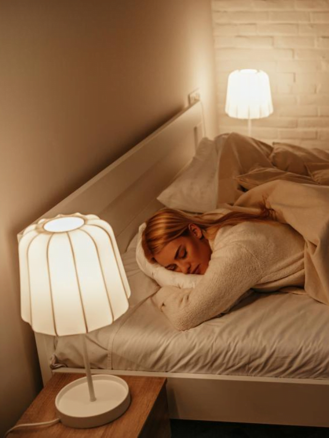 Sleeping Tips: लाइट जलाकर सोते हैं तो बढ़ जाता है इन बीमारियों का खतरा