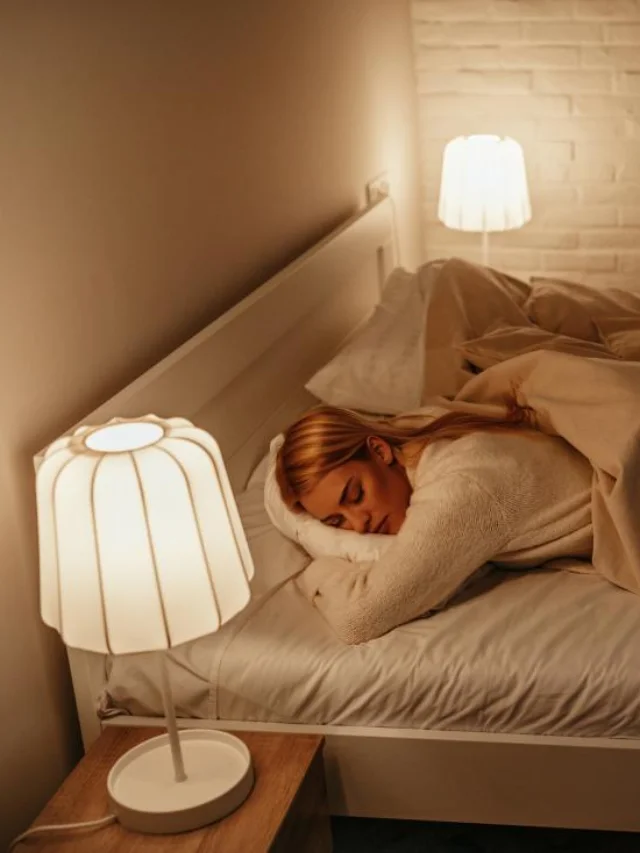 Sleeping Tips: लाइट जलाकर सोते हैं तो बढ़ जाता है इन बीमारियों का खतरा